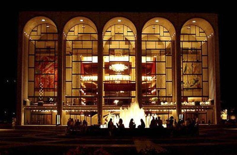 Les amateurs d'opéra seront servis. Pour une sixième saison, la populaire série du <em>Metropolitan Opera</em>, composée de douze opéras, sera présentée en direct au Cinéma Saint-Hyacinthe dès le samedi 13 octobre. Diffusée en haute définition et en ambiophonie, la saison 2012-2013 sera haute en couleur avec les pièces de Verdi, telles que <em>Otello</em>, <em>Un Ballo in Maschera</em>, <em>Aida</em> et <em>Rigoletto</em>. Mais aussi avec les oeuvres <em>The Tempest</em> et <em>Parsifal</em> don