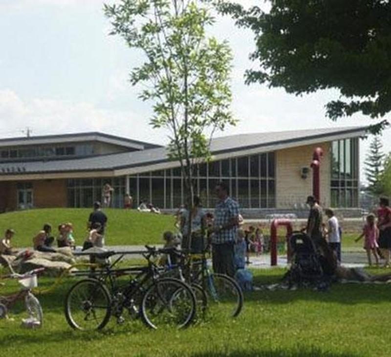 Le Parc Les Salines est un bel endroit pour profiter du plein air en famille.
