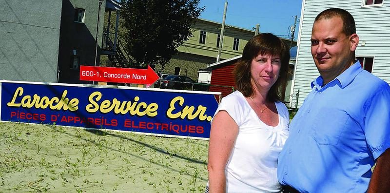 Les propriétaires de Laroche Service doivent retirer leur enseigne au coin des rues Concorde Nord et Saint-Antoine, car elle ne respecte pas le règlement municipal sur l’affichage.  Photo François Larivière | Le Courrier ©