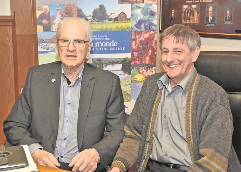 Face à l’étude de regroupement, le maire de Sainte-Marie-Madeleine, Simon Lacombe (à gauche), ne manifeste pas le même empressement que son homologue de Sainte-Madeleine,   André Lefebvre.   Photothèque | Le Courrier ©