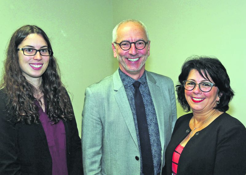L’équipe de la Chambre de commerce de la grande région de Saint-Hyacinthe est composée de Rosalie Croteau, conseillère en communication; Pierre Rhéaume, directeur général et France Lacasse, secrétaire de direction. Absente de la photo, Sophie Tellier, coordonnatrice aux événements. Photo Robert Gosselin | Le Courrier ©