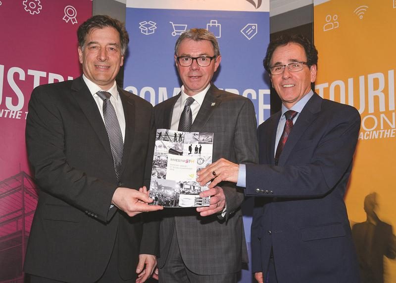 Sur la photo, dans l’ordre habituel, André Barnabé, directeur général de Saint-Hyacinthe Technopole, Claude Corbeil, maire de Saint-Hyacinthe et Bernard Forget, président de Saint-Hyacinthe Technopole. Photo François Larivière | Le Courrier ©