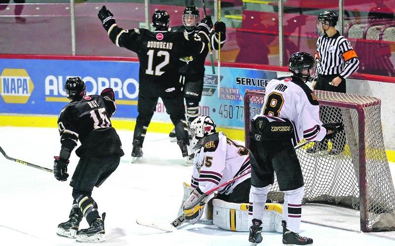 Deux jours après leur défaite contre les Riverains, les Gaulois ont renoué avec la victoire en disposant des Lions du Lac Saint-Louis 4 à 1. Photo Robert Gosselin | Le Courrier ©