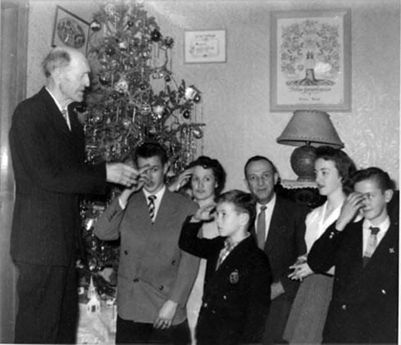 En 1956, Azarias Dupuis donne la bénédiction du jour de l’An à la famille de sa fille Rosilda, mariée à Pierre Bond, d’Acton Vale. Nous voyons, Pierre jr, Rosilda, Pierre, Pierrette, Jacques et Jean à l’avant. (Collection : Pierre Bond jr)