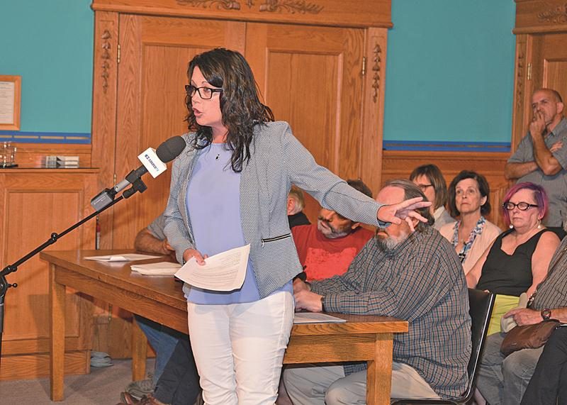 Linda Roy s’est adressée au conseil au nom des autres propriétaires du boulevard Laframboise qui contestent la note qu’ils ont reçue pour les travaux d’infrastructures de 2015.  Photo François Larivière | Le Courrier ©