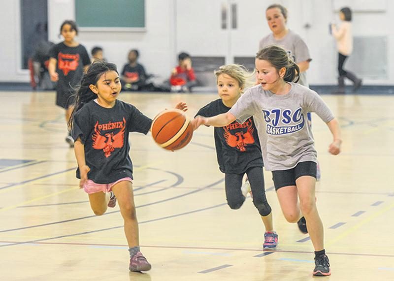 Un nombre record de 145 équipes a participé à la 8e Classique de mini-basket des Correcaminos.