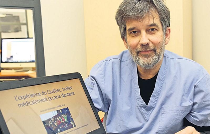 Le Dr Jacques Véronneau montrant les résultats de ses recherches.