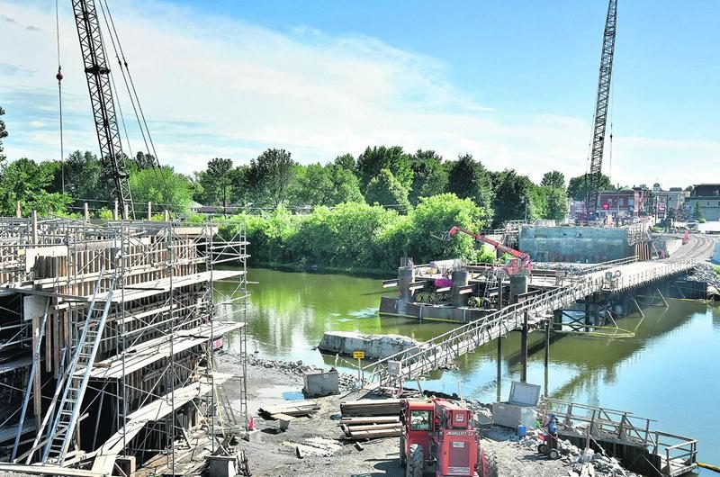 Le chantier du pont Bouchard, sur la Yamaska à Saint-Hyacinthe, va continuer de bourdonner durant les vacances de la construction. Photo François Larivière | Le Courrier ©
