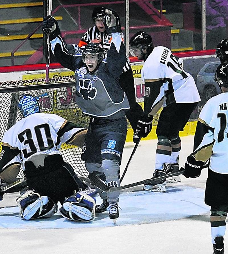 À leur seul match disputé à Saint-Hyacinthe cette semaine, les Lauréats ont goûté à la médecine des Cougars de Sherbrooke dans une défaite de 11 à 4.  Photo Robert Gosselin | Le Courrier ©