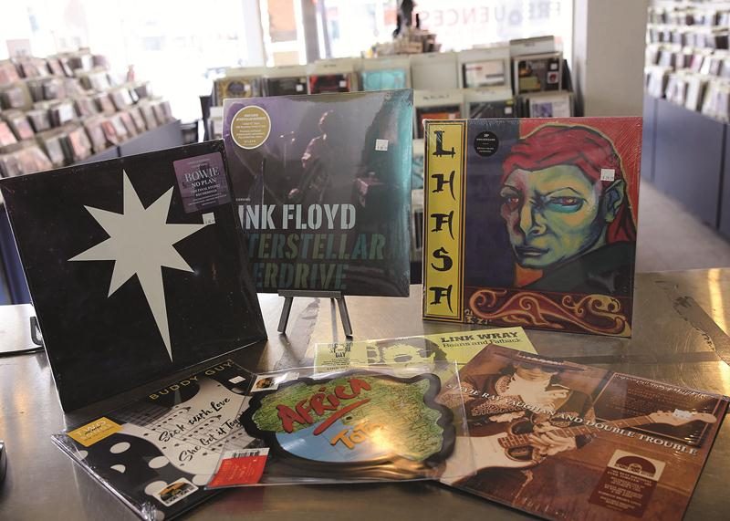Voici un avant-goût de ce qui vous attendra sur les tablettes de Fréquences le disquaire ce samedi. En tout, plus de 250 différents produits, presque uniquement du vinyle, seront mis en vente.  Photo Robert Gosselin | Le Courrier ©