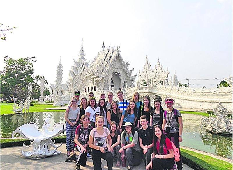 Tout le groupe devant le Wat Rong Khun, un temple bouddhiste de Chaing Rai. Photo courtoisie