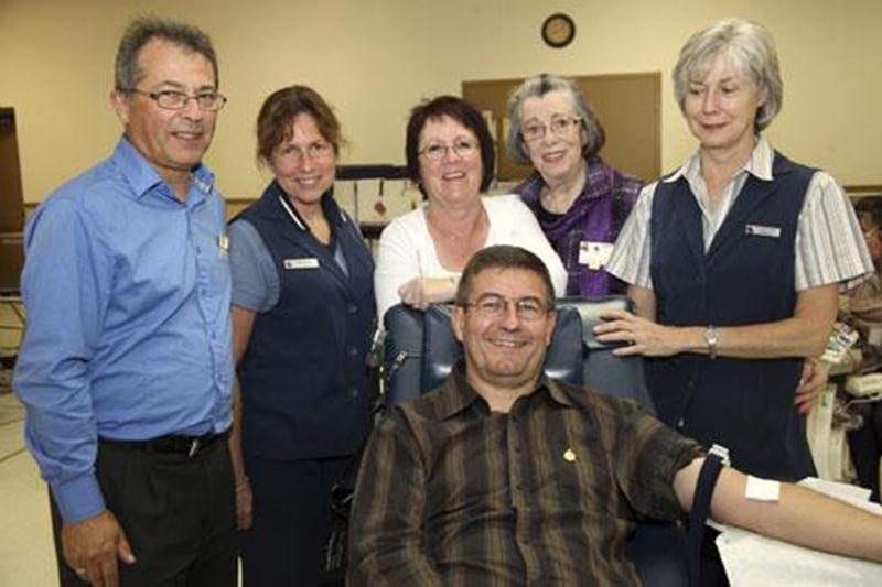 Le lundi 3 octobre se tenait la 46<sup>e</sup> collecte de sang au Centre communautaire Aquinois. L'activité a remporté un franc succès atteignant l'objectif de 150 donneurs. Sur la photo on aperçoit, Alain Marcoux qui a profité de l'occasion pour faire son 50<sup>e</sup> don de sang. Il est entouré de Pierre Bernard, coordonnateur de la collecte; Brenda, superviseure; Susan Yvon, publicitaire; Suzanne Dumaine, responsable des bénévoles; et de Francine Lavoie, infirmière.