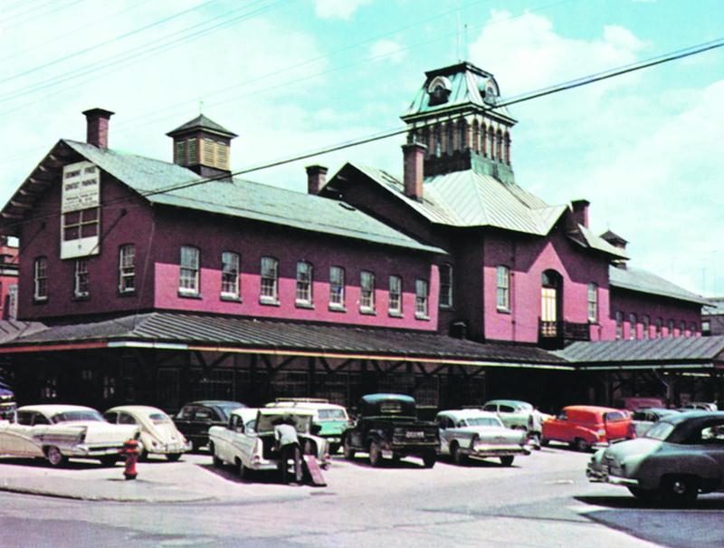Marché de Saint-Hyacinthe vers 1958. Carte postale, non datée, éditée par Photo Unic, avenue du Parc, Montréal, numéro : 72314-B 5062. Collection privée.
