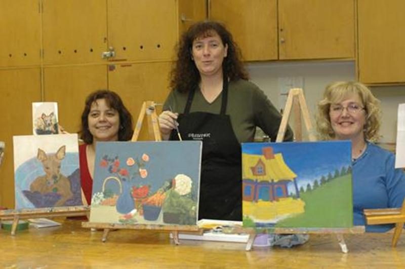 Depuis 30 ans, l’Atelier libre de peinture offre des cours réguliers, de jour et de soir, aux jeunes comme aux adultes, dans différents mediums : aquarelle, huile et acrylique. Les cours débuteront dans la semaine du 12 septembre au deuxième étage du Centre culturel (800, rue Turcot). D’ici là, vous pourrez rencontrer les professeurs lors du Carrefour du loisir aux Galeries St-Hyacinthe, le vendredi 26 août entre 18 h et 21 h et le samedi 27 août entre 10 h et midi. Pour information, on peut joi