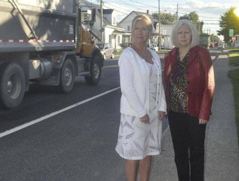 Pour les membres du comité de sécurité de la rue des Seigneurs Est, Andrée Corbeil (gauche) et Diane Laflamme (droite), le camionnage excessif doit cesser rapidement.