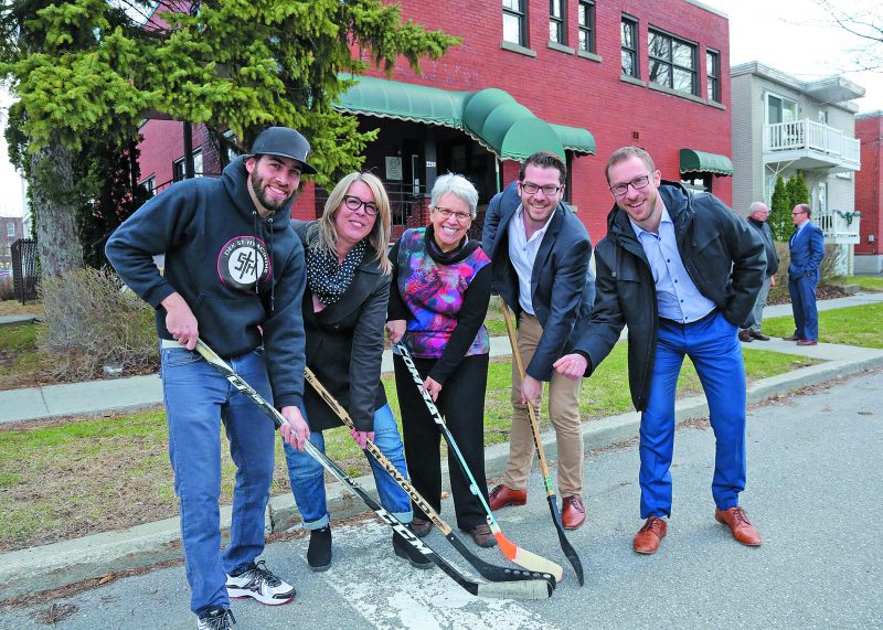 De gauche à droit, David Pelletier de Dek Hockey Saint-Hyacinthe, Suzanne Demers, directrice de l’Auberge du cœur Le Baluchon, Brigitte Sansoucy, députée fédérale, Marc-Antoine Gaucher, président de l’Aile jeunesse de la chambre de commerce, et Dominic Lepage, représentant de la députée provinciale Chantal Soucy. Photo François Larivière | Le Courrier ©
