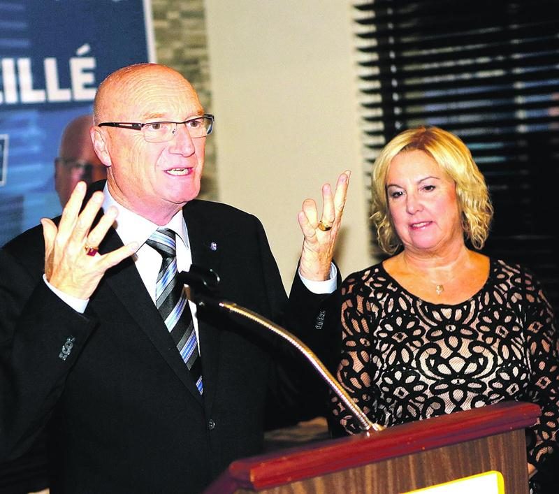 Le candidat consevateur défait dans Saint-Hyacinthe/Bagot, Réjean Léveillé, paraissait serein lorsqu’il s’est adressé à ses partisans, lundi soir. Photo Robert Gosselin | Le Courrier ©