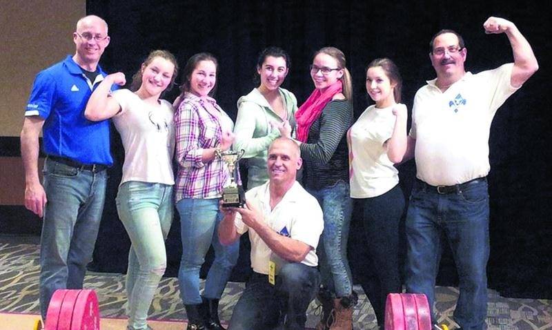 L’équipe féminine québécoise, composée uniquement de membres de la Machine Rouge, a remporté le championnat par équipe. Photo Courtoisie