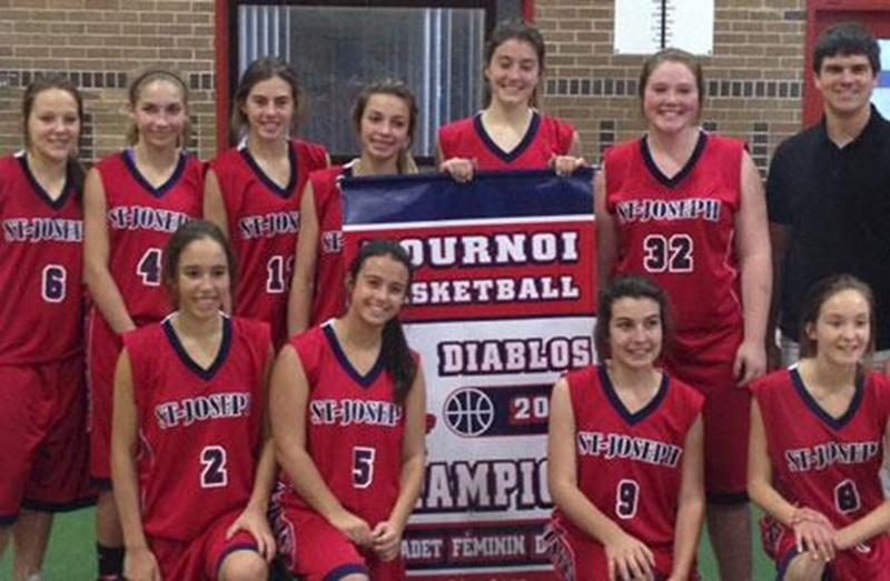 Les Patriotes de l'École secondaire Saint-Joseph cadet féminin AA ont remporté un premier tournoi de basketball cette saison lors d'une compétition à Trois-Rivières. Les Maskoutains ont enchaîné trois victoires, dont deux contre les Estacades. L'autre victoire a été signée contre l'école Marie-Rivier de Montréal. Saint-Joseph a triomphé 46 à 35 contre les Estacades en finale. Corinne Lafortune a brillé avec ses 22 points marqués dans le match pour la première position.