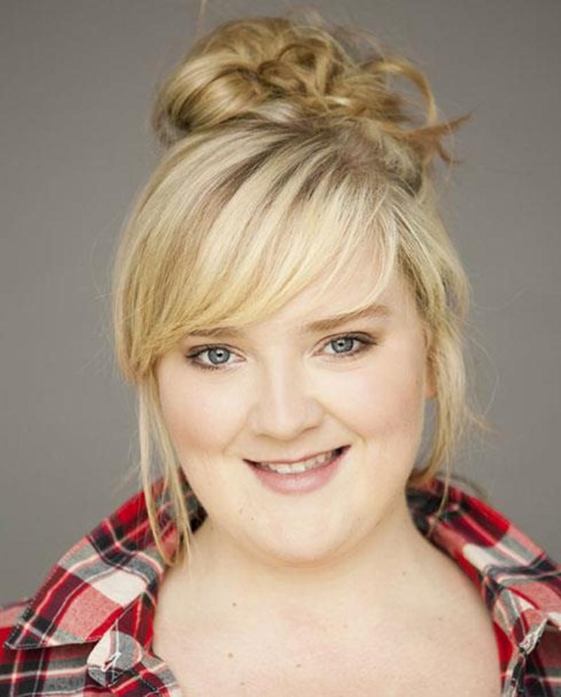 Debbie Lynch-White a été très proactive à sa sortie de l'école de théâtre. Elle travaille aujourd'hui à la télé, au théâtre et donne à l'occasion des <em>coaching</em> en théâtre au Cégep Marie-Victorin où elle a d'ailleurs terminé une technique en arts et lettres profil théâtre.
