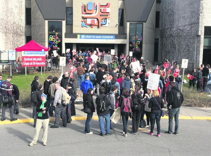 Plus d’une centaine de profs ont fait la grève sociale le 1er mai pour dénoncer les mesures ­d’austérité du gouvernement. Photo courtoisie