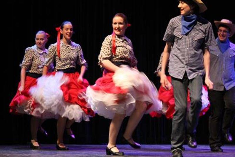 La troupe principale des Chamaniers exécute une danse traditionnelle américaine.