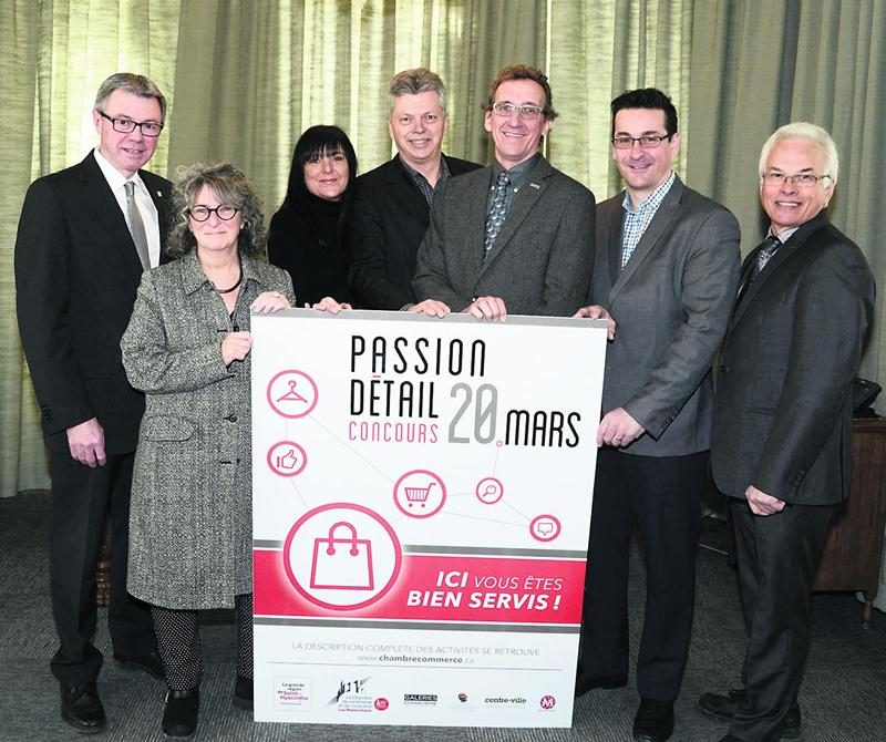 Le concours Passion détail 2015 est une initiative endossée par le maire Claude Corbeil, la directrice générale de la Chambre de commerce, Claire Sarrasin, Mylène Breton, du complexe M, le directeur général de la Corporation de développement commercial, Sylvain Gervais, le directeur de la publicité du COURRIER, Guillaume Bédard, le directeur général de la SDC centre-ville, Simon Cusson, et le directeur général des Galeries St-Hyacinthe, André Brochu. Photo François Larivière | Le Courrier ©