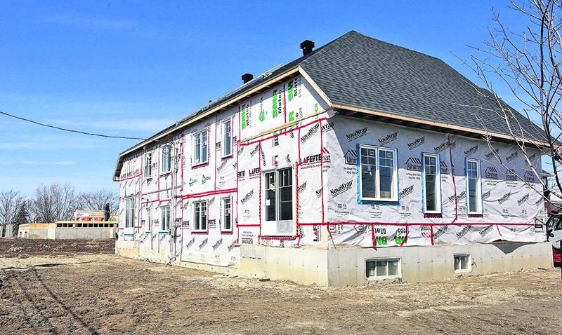 Dans un contexte de prix élevé des maisons et des terrains, le Rapport d’enquête visant à ­identifier les meilleurs leviers pour accroître la population de Saint-Hyacinthe suggère un congé de taxes plus généreux pour les jeunes familles. Photo Robert Gosselin | Le Courrier ©