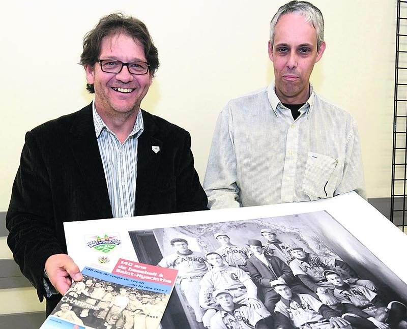 Paul Foisy et Patrick Carpentier ont retenu les faits marquants des 140 années de baseball à Saint-Hyacinthe pour concocter un cahier d’histoire à l’occasion de cet anniversaire.   Photo François Larivière | Le Courrier ©
