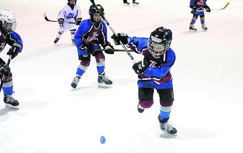 Les joueurs de la catégorie MAHG en sont à leurs premiers faits d’armes sur la glace. Photo Robert Gosselin | Le Courrier ©