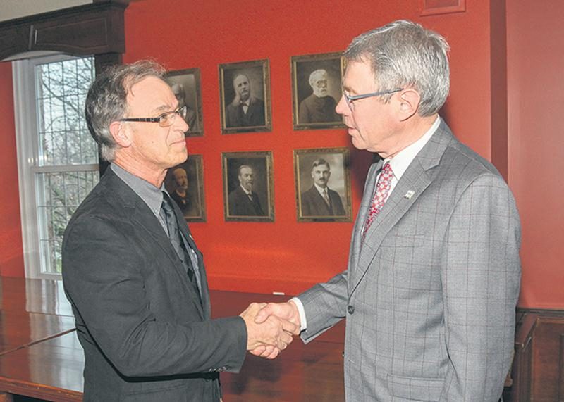 Richard Flibotte, président de la Commission scolaire de Saint-Hyacinthe, et Claude Corbeil, maire de Saint-Hyacinthe, ont fait le point jeudi dernier sur le dossier de la nouvelle école primaire.