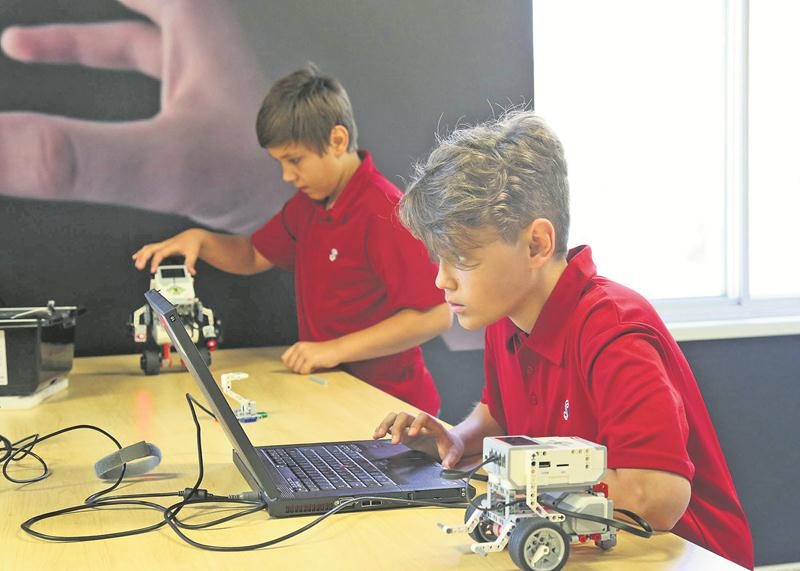 Un nouveau local de sciences a été aménagé à l’ESSJ pour les passionnés de robotique et d’autres technologies qui ont choisi la nouvelle option multisciences.   Photo Robert Gosselin | Le Courrier ©
