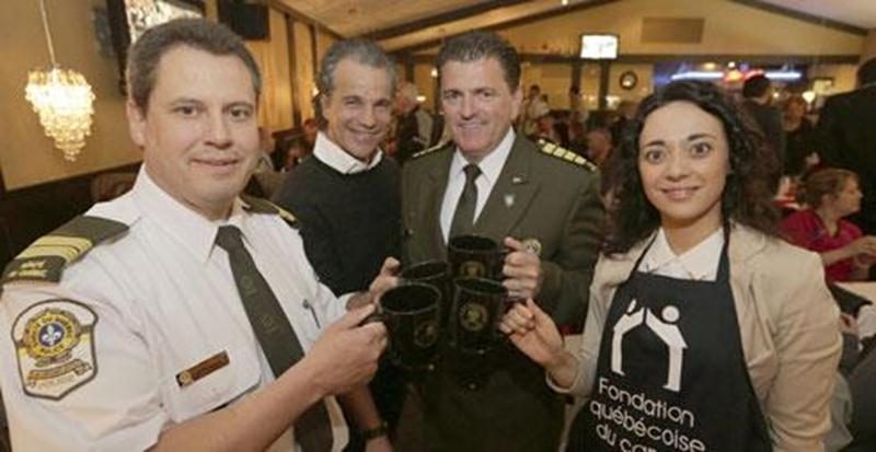 La 2 e édition du déjeuner du commandant de la Sûreté du Québec du district de la Montérégie s'est déroulée le 27 mai et a été couronnée de succès. L'activité a permis à l'inspecteur-chef François Roux, commandant du district de la Montérégie, de remettre au porte-parole de la Fondation québécoise du cancer, Bruno Pelletier, la jolie somme de 10 325 $. Les propriétaires du restaurant Casa Flora de Saint-Hyacinthe ont fait don des denrées en servant plus de 370 déjeuners ainsi que des heures de l