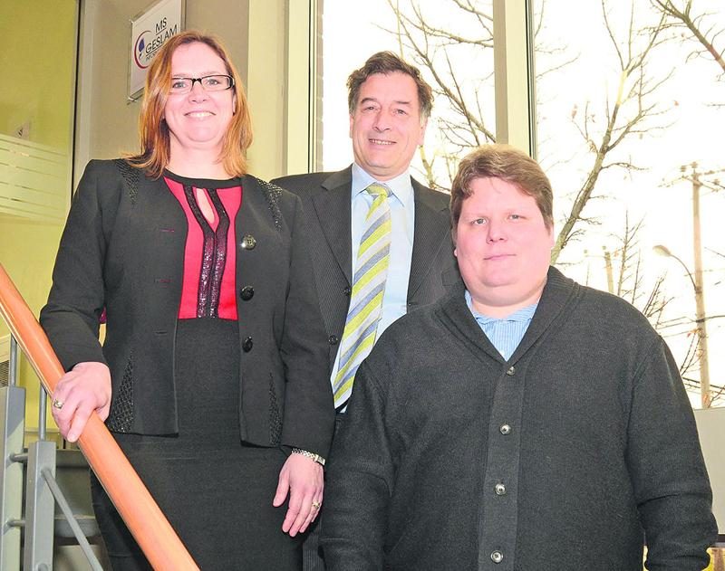 Sur la photo, dans l’ordre habituel, Karine Guilbault, commissaire industriel de Saint-Hyacinthe Technopole, André Barnabé, directeur général de Saint-Hyacinthe Technopole et Topi Tulkki, président-directeur général de la filiale canadienne de l’entreprise finlandaise Säätötuli. Photo François Larivière | Le Courrier ©
