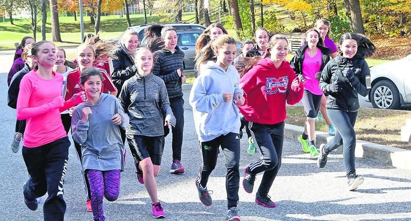 Les coureuses du Collège Saint-Maurice s’entraînent trois fois par semaine en vue du Grand Défi Pierre Lavoie - course au secondaire tenu en mai. Photo Robert Gosselin | Le Courrier ©