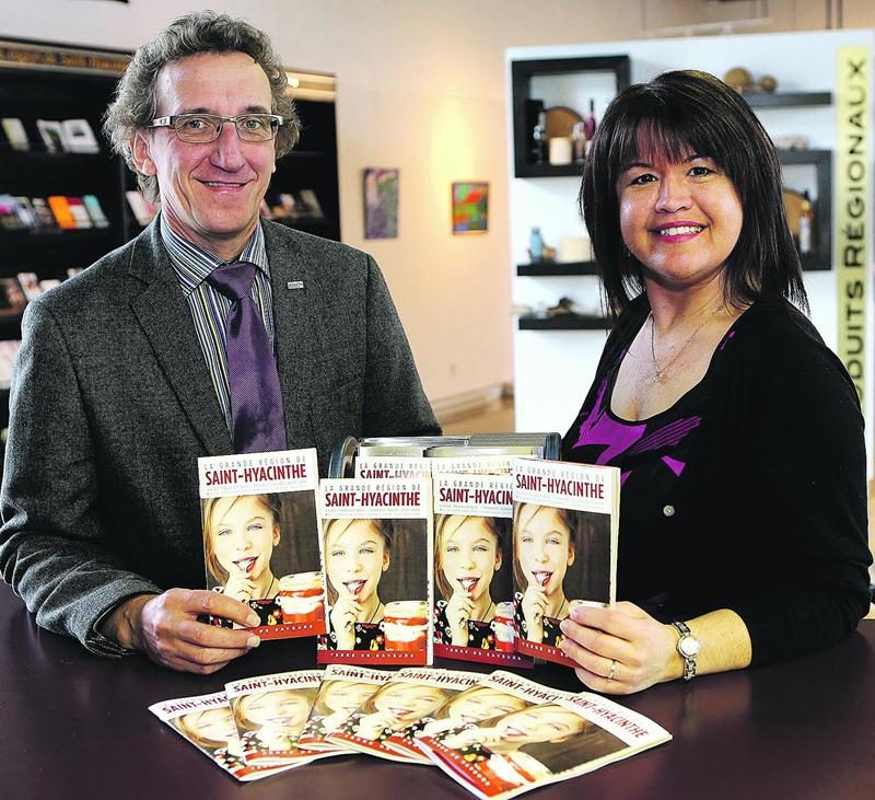 Guillaume Bédard, directeur de la publicité au Courrier de Saint-Hyacinthe, pose en compagnie de Nancy Lambert, maintenant directrice du volet touristique à Saint-Hyacinthe Technopole. Photo Robert Gosselin | Le Courrier ©