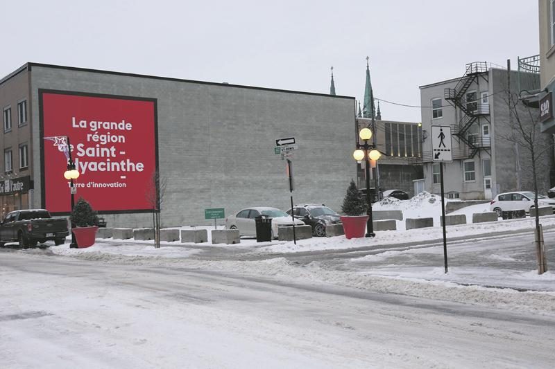 Le terrain vague du 1600, rue des Cascades vient de faire l’objet d’une vente entre compagnies apparentées qui en a élevé le prix à 850 000 $.  Photo Robert Gosselin | Le Courrier ©