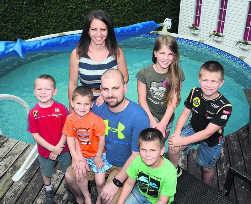 Édouard, entouré de ses parents Marc-André Benoit et Cassandra Corriveau, a pu célébrer son 4e anniversaire de naissance mardi en compagnie de ses frères et de sa soeur, trois jours après avoir échappé à la noyade. Photo François Larivière | Le Courrier ©