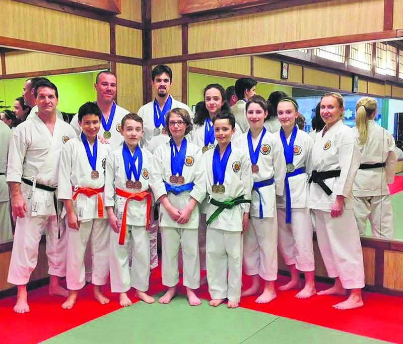 Sur la photo, à l’avant : Xavier Rémy-Garcia, Mathis Hébert, Raphaël St-Pierre, Vincent Leblanc, Thierry Gaucher, Sarah-Maude Lamoureux et l’assistante entraîneur Sabina Blohm. À l’arrière : Sensei Guy Brodeur, Francis Hamel, Dominic Archambault, Raphaël Beaulieu. Absent sur la photo : Félix Landry. Photo Courtoisie
