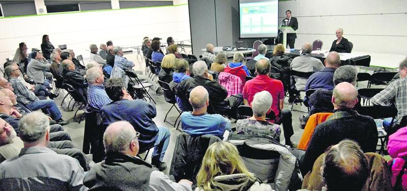 De nombreux citoyens ont assisté, le 23 mars, aux deux séances d’information données par le directeur régional du MTQ pour l’Est-de-la-Montérégie, Daniel Daunais, au centre communautaire Christ-Roi. Photo François Larivière | Le Courrier ©