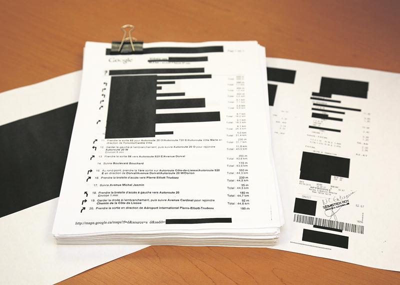 Une boite contenant 1 351 pages de documents en partie caviardés a été envoyée par l’Université de Montréal au COURRIER à la suite d’une demande d’accès à l’information relative à l’administration du doyen de la Faculté de médecine vétérinaire, Michel Carrier. Photo Robert Gosselin | Le Courrier ©