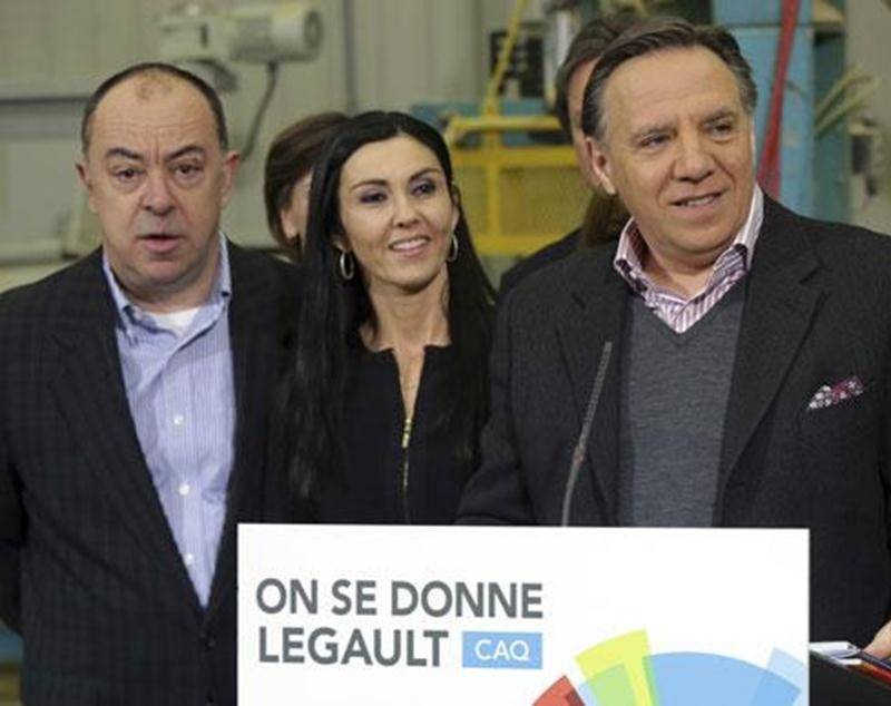 Le chef caquiste François Legault, entouré de ses candidats dont Chantal Soucy (à gauche), a profité de son passage à Saint-Hyacinthe pour promettre l'annulation de la hausse des tarifs d'électricité.