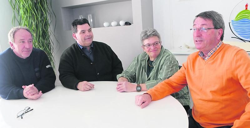Le candidat Gilles Carpentier (à droite) est appuyé par les conseillers Jean-Guy Chassé, Daniel Choquette et Lise Cadieux. Photo Robert Gosselin | Le Courrier ©