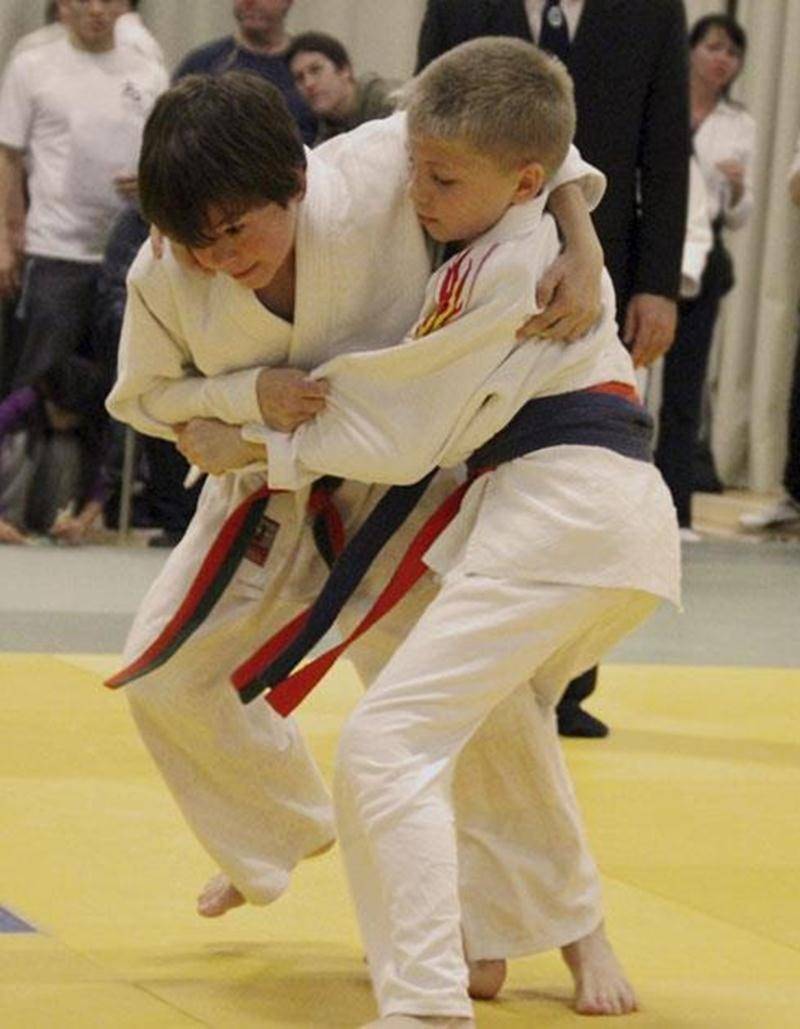 Zachary Daviau (à gauche), médaillé de bronze en classe U13 au championnat provincial de judo.
