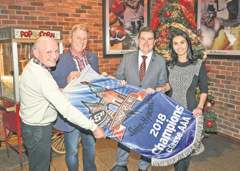 Sur la photo, Yves Sansfaçon, gouverneur des Gaulois de Saint-Hyacinthe, Lucien Beauregard, président du Tournoi de hockey pee-wee de Saint-Hyacinthe, Claude Boudreau, parrain d’honneur de la 45e édition, et Chantal Soucy, députée provinciale. Photo François Larivière | Le Courrier ©