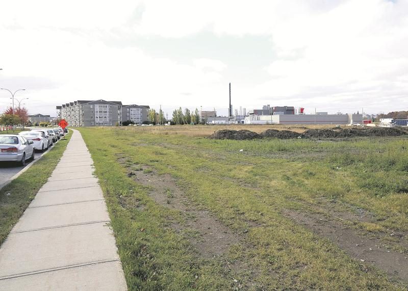 Le Groupe Robin compte construire un CHSLD privé sur ce terrain qui borde le boulevard Casavant Est, voisin du complexe pour retraités L’Eau Vive.  Photo Robert Gosselin | Le Courrier ©