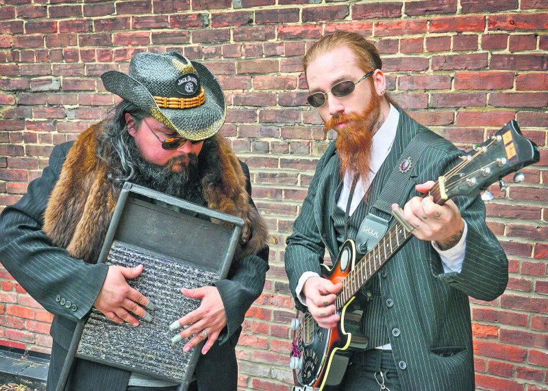 L’été de David Von Glockenstein et de Mo Masaya s’annonce chargé avec beaucoup de spectacles au programme et la sortie physique de leur démo Turbo Spooky Outlaw. Cet enregistrement est déjà offert sur la page Bandcamp du groupe maskoutain et devrait aider à patienter d’ici la sortie d’un premier vrai album studio, prévu d’ici un an. Photo François Larivière | Le Courrier ©
