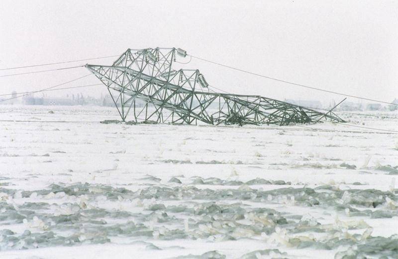 Le long délai avant que les clients d’Hydro-Québec ne soient rebranchés en 1998 s’expliquait par la chute de nombreux pylônes sur le réseau. Photothèque - Patrick Deslandes | Le Courrier ©