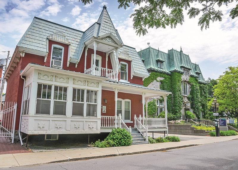 Voisin de l’hôtel de ville, la Chambre de commerce de la grande région de Saint-Hyacinthe (immeuble en premier plan) avait signé en 2014 une convention de partenariat avec la Ville pour mettre en place la campagne d’image régionale. Photo François Larivière | Le Courrier ©