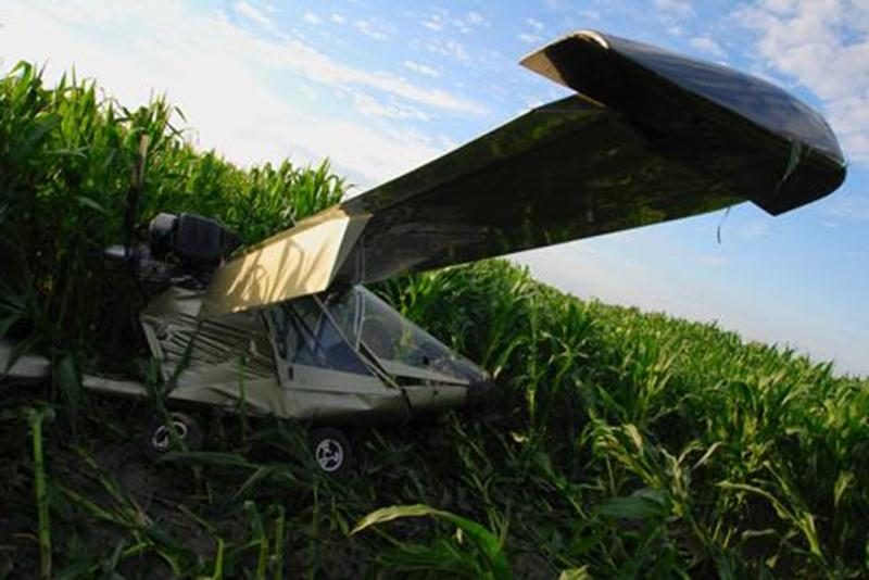 Le pilote d'un avion ultraléger a été forcé d'atterrir d'urgence dans un champ de maïs du secteur Douville, le jeudi 28 juillet, quelques secondes à peine après avoir décollé de l'Aéroport de Saint-Hyacinthe. En début de soirée, l'homme de 49 ans s'élançait de la piste à bord de son biplace lorsqu'un problème mécanique a entraîné une baisse de puissance du moteur. Ce faisant, l'avion n'a jamais été en mesure de prendre de l'altitude. Le pilote a alors effectué un virage pour éviter de traverser